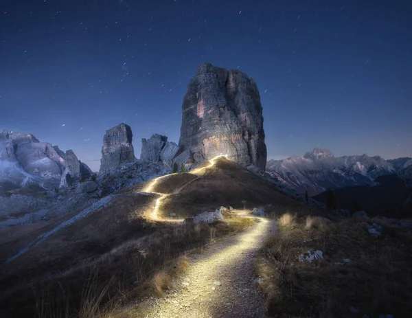 Flashlight Leder Fjällstigen Mot Höga Klippor Natten Hösten Dolomiterna Italien — Stockfoto