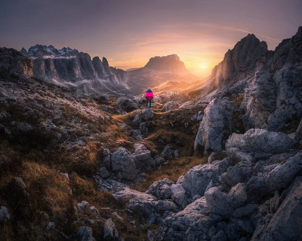 Kobieta Szlaku Górskim Kamienie Zachodzie Słońca Jesienią Dolomitach Włochy Dziewczyna — Zdjęcie stockowe