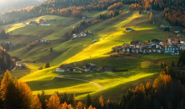 Piękna Alpejska Wioska Wzgórzach Zachodzie Słońca Jesienią Dolomitach Włoszech Alpy — Zdjęcie stockowe
