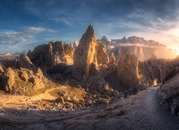 Klippor Och Bergsled Vid Färgstark Solnedgång Hösten Dolomiterna Italien Landskap — Stockfoto