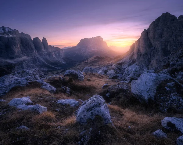 Skały Kamienie Kolorowym Zachodzie Słońca Jesienią Dolomitach Włoszech Krajobraz Górami — Zdjęcie stockowe
