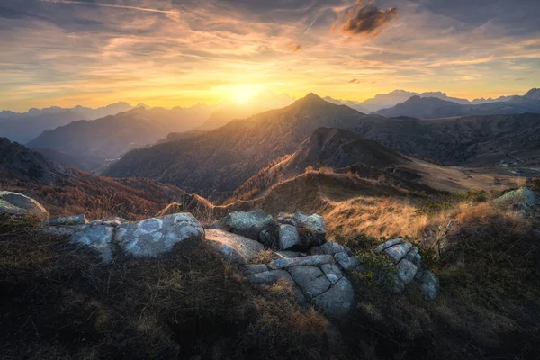 Πέτρες Και Βουνά Στο Πολύχρωμο Ηλιοβασίλεμα Φθινόπωρο Στους Δολομίτες Της — Φωτογραφία Αρχείου