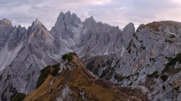 Luchtfoto Van Meisje Bergtop Hoge Rotsen Bij Kleurrijke Zonsondergang Herfst — Stockvideo
