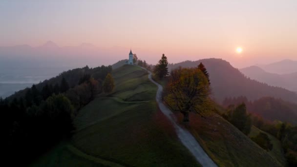 Sonbaharda Gün Doğumunda Dağdaki Küçük Kilisenin Hava Manzarası Slovenya Tepedeki — Stok video