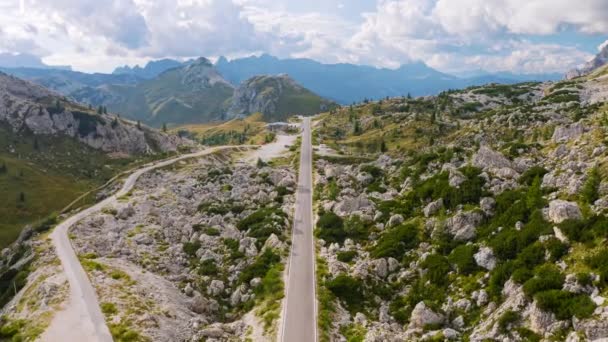 Vista Aérea Carretera Vacía Las Montañas Atardecer Verano Dolomitas Italia — Vídeo de stock