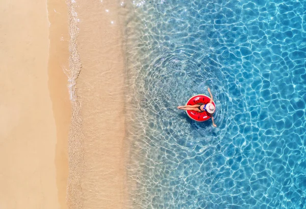 Luchtfoto Van Een Vrouw Met Hoed Die Zwemt Met Rode — Stockfoto
