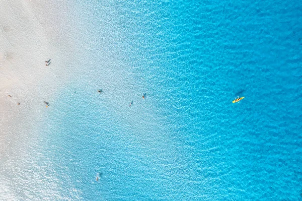 素晴らしい海の海岸の空中ビュー 白い砂のビーチの無人機からのトップビューは 晴れた日に青い透明な水の中で人々を泳いでいます ペローサビーチ サルデーニャ島 イタリアの夏 熱帯の風景 — ストック写真
