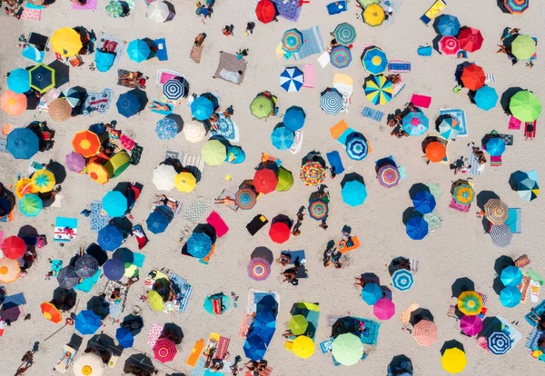 Повітряний Вид Барвисті Парасольки Піщаний Пляж Люди Заході Сонця Влітку — стокове фото