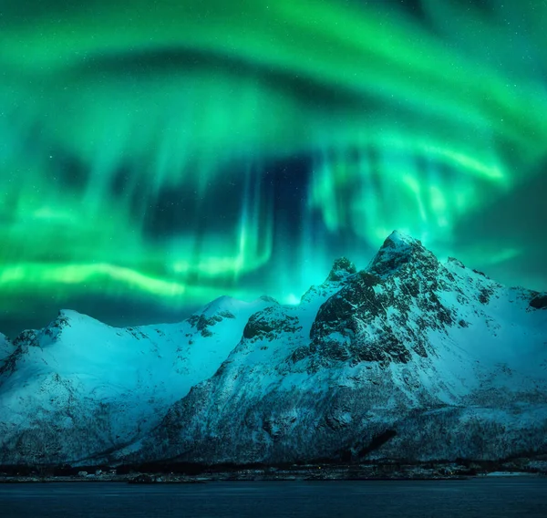 Aurora Borealis Nad Śnieżnymi Górami Wybrzeże Morza Nocy Lofoten Norwegia — Zdjęcie stockowe