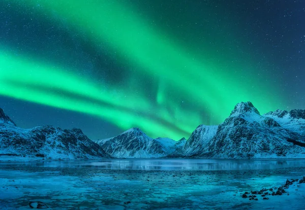 Aurora Borealis Nad Śnieżnymi Górami Zamarznięte Wybrzeże Morskie Odbicie Wodzie — Zdjęcie stockowe