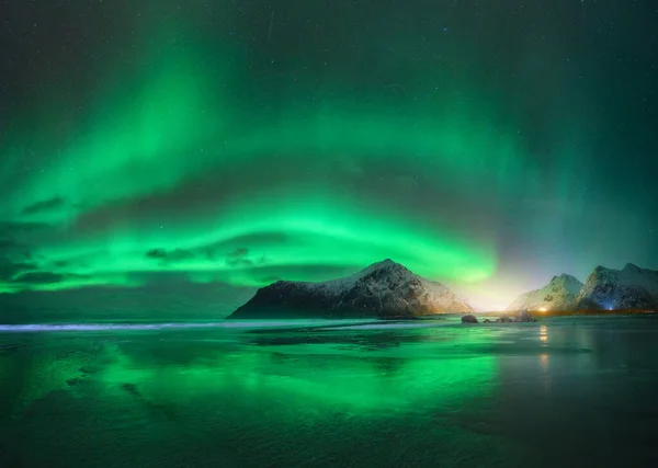 노르웨이 로포텐 북극광 아름다운 오로라볼 극광을 빛나는 오로라가 반사되는 눈덮인 — 스톡 사진