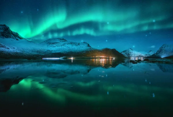 Északi Fények Havas Hegyek Felett Tenger Tükröződés Vízben Éjszaka Lofotenben — Stock Fotó
