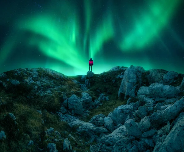 北极光和年轻女子在山顶上的夜晚 奥罗拉 鲍里斯 山路上孤身一人女孩的石头和肖像 有极光的风景 星空明亮的极光 — 图库照片