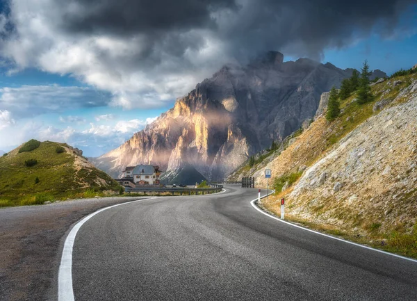 Bergweg Zonnige Dag Zomer Dolomieten Italië Mooie Rijbaan Groene Burcht — Stockfoto