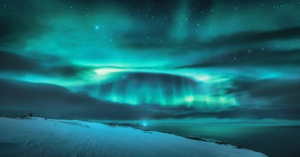 오로라는 너머에 있습니다 북극광 과얼어붙은 구름을 빛나는 오로라가 눈덮인 산들이 — 스톡 사진