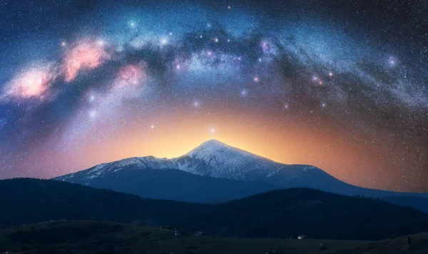 Łuk Drogi Mlecznej Nad Pięknymi Górami Pokrytym Śniegiem Szczytem Nocy — Zdjęcie stockowe