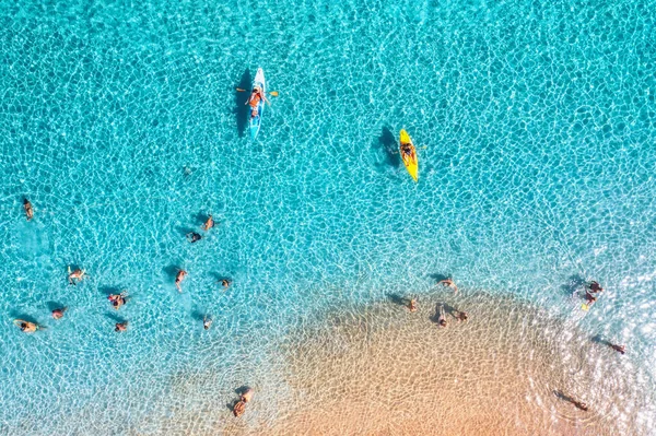 Luchtfoto Van Kajaks Zwemmende Mensen Blauwe Zee Zandstrand Zonnige Zomerdag — Stockfoto