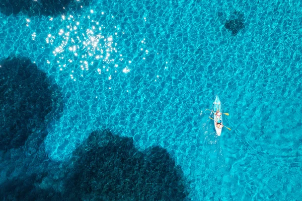 夏の日に青い海の人々とカヤックの空中ビュー 透明な紺碧の水の中に浮かぶカヌー イタリアのサルデーニャ島 熱帯の風景 ボードだ アクティブな旅行 無人偵察機のトップ スポーツ — ストック写真