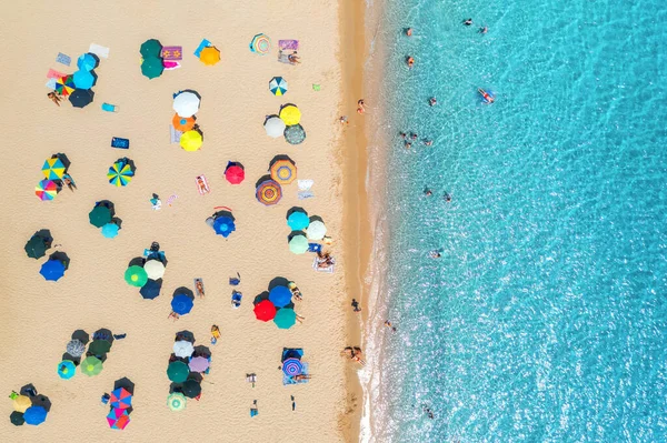Luchtfoto Van Kleurrijke Paraplu Zandstrand Mensen Blauwe Zee Zomer Zonnige — Stockfoto