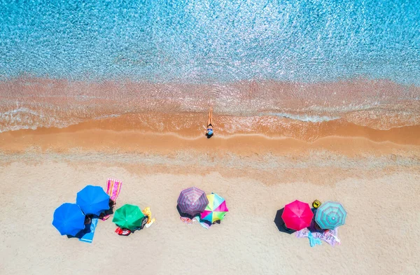 Luchtfoto Van Een Liegende Vrouw Zandstrand Kleurrijke Parasols Blauwe Zee — Stockfoto