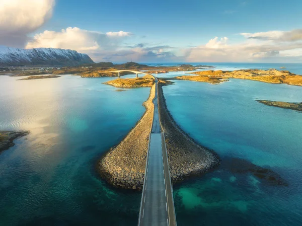Luchtfoto Van Brug Zee Besneeuwde Bergen Lofoten Eilanden Noorwegen Fredvang — Stockfoto