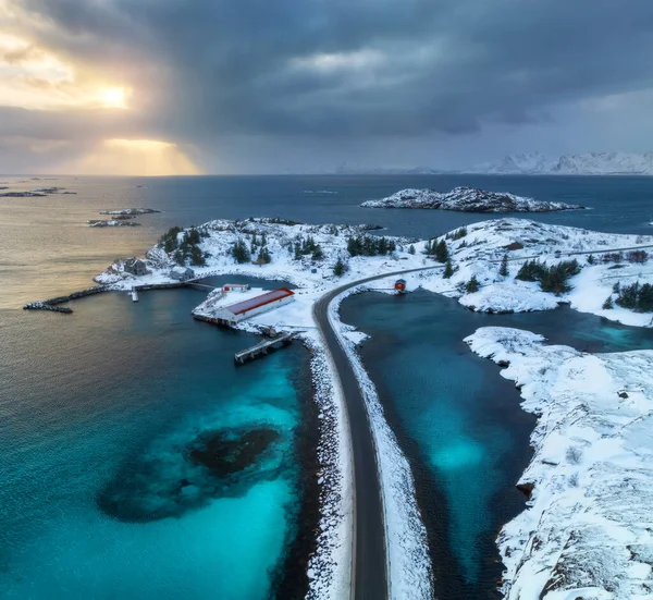 Widok Lotu Ptaka Wyspa Śniegu Rorbu Morze Most Zaśnieżone Góry — Zdjęcie stockowe