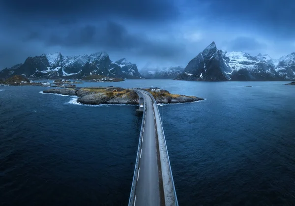 Köprü Manzarası Deniz Deniz Sisli Karlı Dağlar Baharda Alacakaranlıkta Mavi — Stok fotoğraf