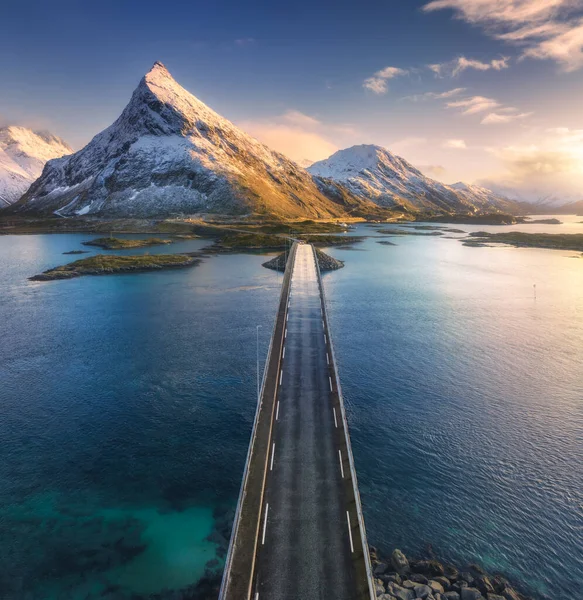 ノルウェーのロフトテン諸島の海と雪の山の上の橋の空中ビュー 冬の日没時に橋をFredvang 青い水と風景 雲と空の岩 トップドローンビュー — ストック写真