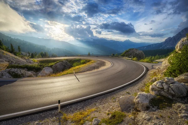 Bergweg Bij Kleurrijke Zonsondergang Zomer Dolomieten Italië Mooie Gebogen Weg — Stockfoto