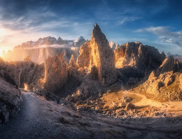 Ścieżka Dolinie Górskiej Kolorowym Zachodzie Słońca Lecie Dolomitach Włochy Krajobraz — Zdjęcie stockowe