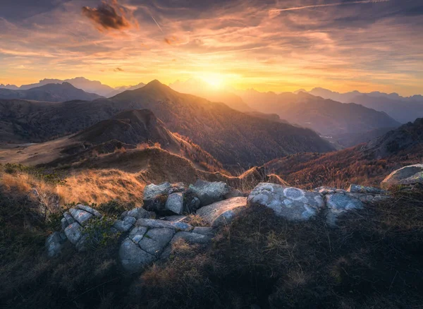 Mountain Valley Στο Πολύχρωμο Ηλιοβασίλεμα Φθινόπωρο Δολομίτες Ιταλία Πολύχρωμο Τοπίο — Φωτογραφία Αρχείου