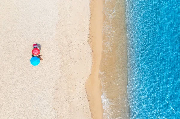 Luchtfoto Van Kleurrijke Paraplu Leeg Zandstrand Blauwe Zee Zomer Zonnige — Stockfoto