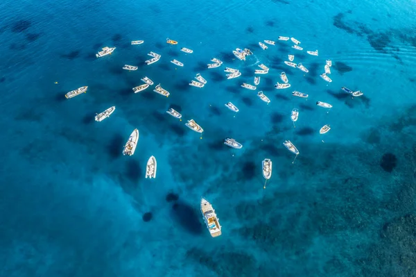 stock image Aerial view of motorboats in shape of the heart on blue sea at sunset in summer. Travel in Sardinia, Italy. Drone view from above of speed boats, yachts, ocean, transparent azure water. Tropical