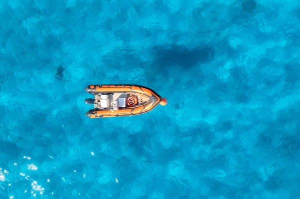 Luchtfoto Van Prachtige Oranje Boot Blauwe Zee Bij Zonsondergang Zomer — Stockfoto