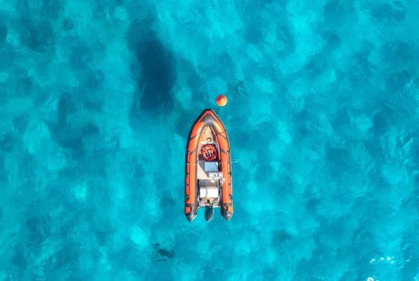 夏の日没時に青い海の美しいオレンジ色のボートの空中ビュー イタリアのサルデーニャ 透明紺碧の水とモーターボート 海のトップドローンビュー 旅行だ 熱帯の風景 ヤッてる — ストック写真