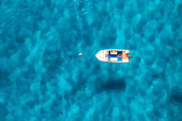 Letecký Pohled Krásný Malý Člun Modrém Moři Při Západu Slunce — Stock fotografie