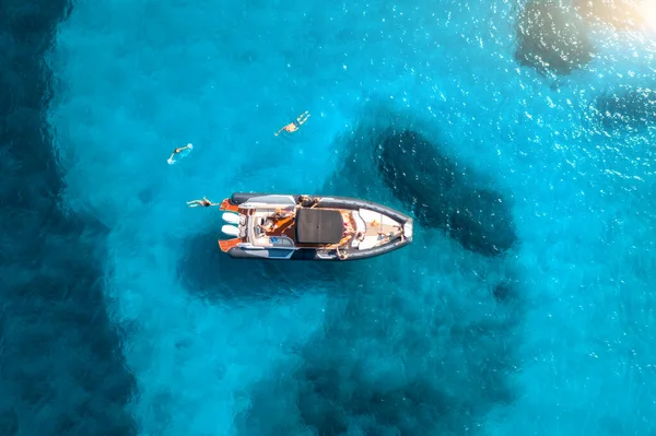 Vista Aérea Lanchas Nadadores Mar Azul Atardecer Verano Cerdeña Italia — Foto de Stock