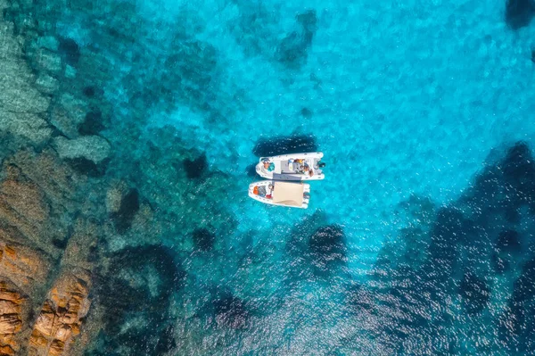 Luchtfoto Van Prachtige Bootjes Blauwe Zee Bij Zonsondergang Zomer Sardinië — Stockfoto