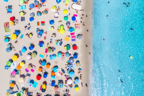Luchtfoto Van Kleurrijke Parasols Zandstrand Zwemmende Mensen Blauwe Zee Bij — Stockfoto