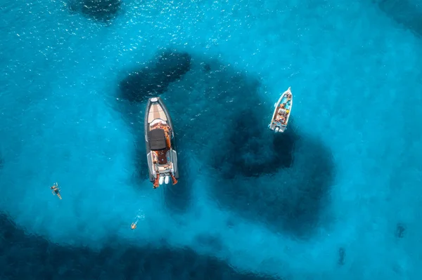 Vista Aérea Lanchas Personas Nadando Mar Azul Atardecer Verano Cerdeña — Foto de Stock