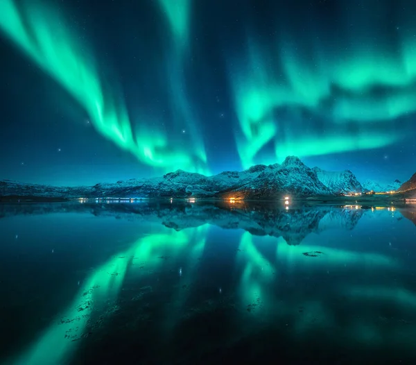 Kuzey Işıkları Karlı Dağların Üzerinde Deniz Fiyort Kışın Yıldızlı Gecelerde — Stok fotoğraf