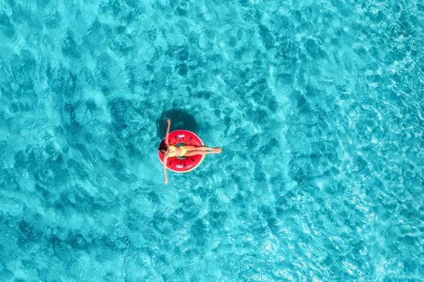Légi Felvétel Egy Nőről Aki Piros Úszógyűrűvel Úszik Kék Tengeren — Stock Fotó