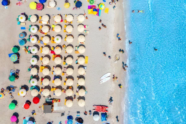 Lucht Uitzicht Kleurrijke Paraplu Het Zandstrand Zwemmen Mensen Blauwe Zee — Stockfoto