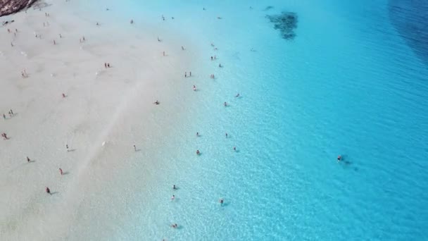 阳光明媚的夏日 空中俯瞰着著名的拉佩罗沙海滩 意大利撒丁岛斯廷蒂诺俯瞰白色沙滩 游泳的人 透明的蓝色海 热带海景 — 图库视频影像