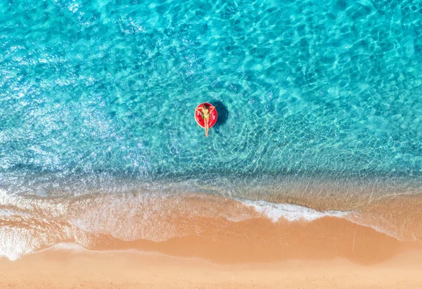 Prachtige Zeegezicht Met Vrouw Met Rode Zwemring Blauwe Zee Bij — Stockfoto