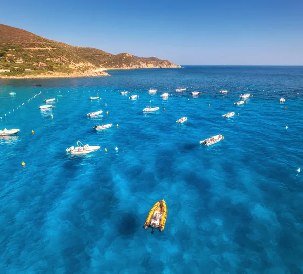 Luchtfoto Van Motorboten Blauwe Zee Bij Zonsondergang Zomer Sardinië Italië — Stockfoto