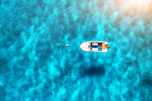 夏の日没で青い海の美しい小さなボートの空中ビュー イタリアのサルデーニャ 透明紺碧の水とモーターボート 海のトップドローンビュー 旅行だ 熱帯の風景 ヤッてる — ストック写真