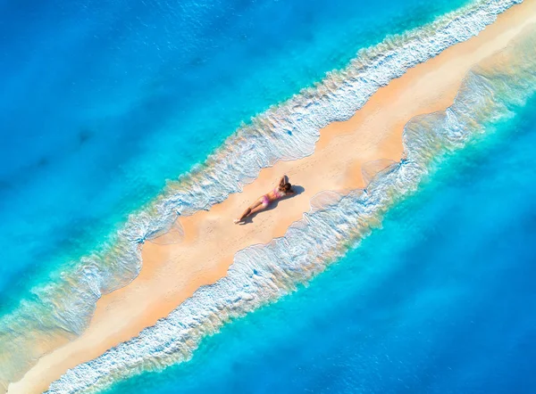 Luchtfoto Van Mooie Jonge Liggende Vrouw Het Zandstrand Blauwe Zee — Stockfoto