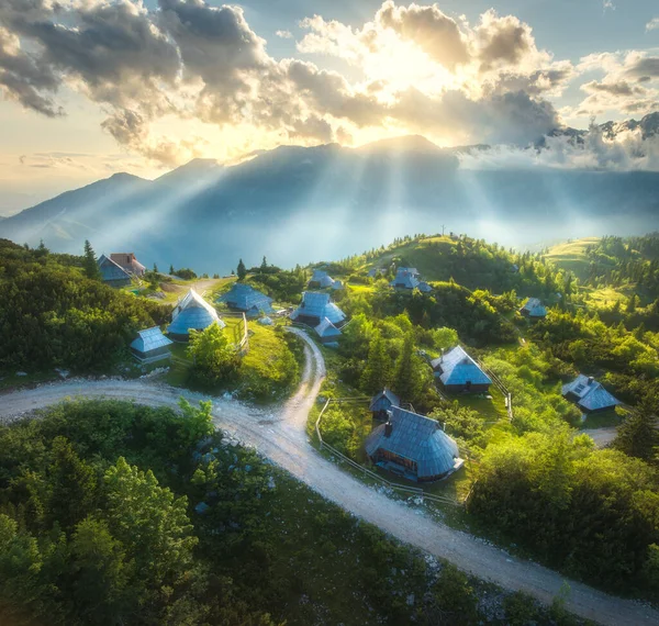 Letecký Pohled Starou Horskou Vesnici Zelené Kopce Při Západu Slunce — Stock fotografie