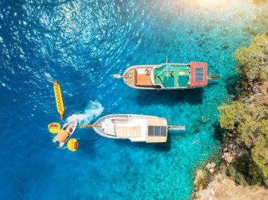 Güneşli yaz günlerinde deniz koyundaki güzel yat ve teknelerin hava manzarası. Fethiye gölü, Türkiye. Lüks yatların, yelkenlilerin, temiz mavi suların, kumların, taşların ve yeşil ormanın en iyi manzarası. Tropik